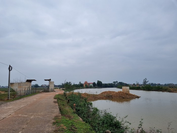 Mặt khác, kể từ khi hết thực hiện dự án, công trình trên đã bị chậm tiến độ hơn 3 năm, những bãi tập kết vật liệu cùng núi đất tập kết dần kém chất lượng chưa được xử lý khiến con đường trở nên nham nhở, bụi bặm vào mùa nắng, lầy lội vào mùa mưa.