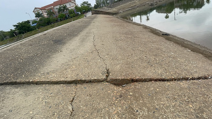 Nhiều vị trí rạn nứt nghiêm trọng.