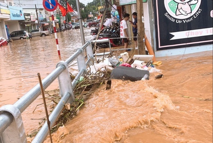 Ngập khiến thành phố thêm bẩn vì rác. Ảnh CTV Thanh niên
