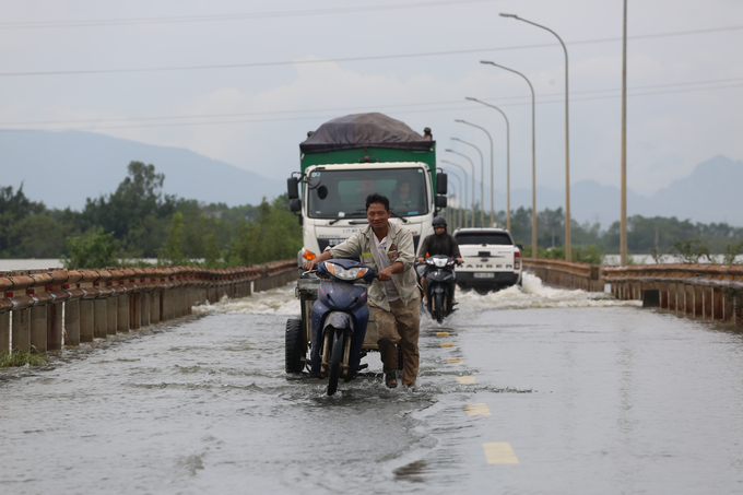 Một vài phương tiện chết máy giữa đường