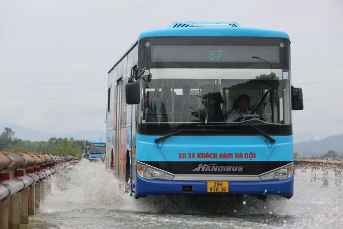 Chiếc xe buýt rẽ sóng trên tỉnh lộ 421B
