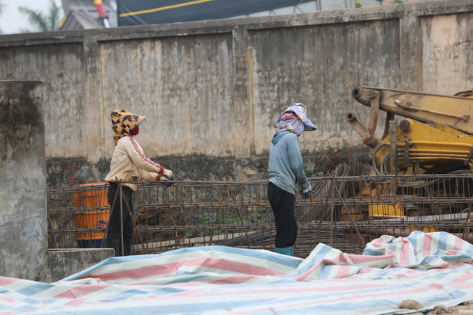Công nhân thi công không có bảo hộ lao động