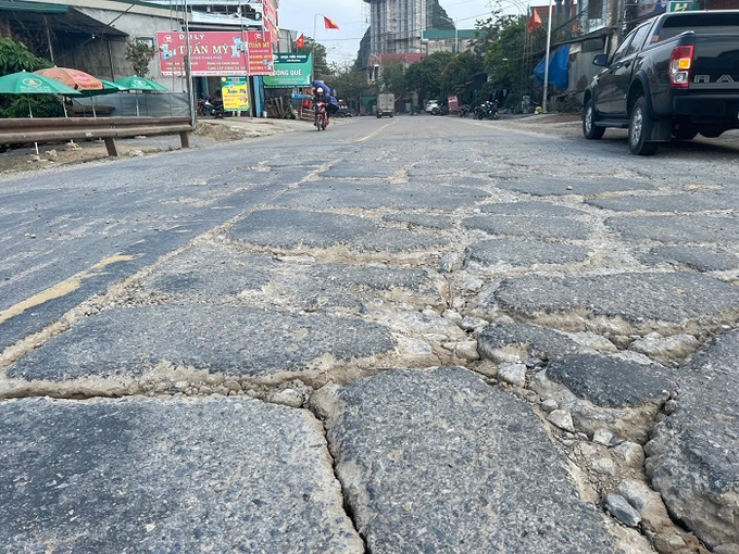 Anh Đ.H.T một tài xế thường xuyên đi lại trên tuyến đường này cho biết: “Tôi lái xe tải nên cũng thường xuyên qua tuyến Quốc lộ 12A này. Thấy thời gian gần đây đường xuống cấp nghiêm trọng, đường nứt, bê- tông bể, xuất hiện các ổ gà. Thời gian lâu rồi mà chưa thấy ai sửa chữa. Chạy xe ban đêm rất nguy hiểm, vừa rồi có vụ tai nạn, chạy xe ban đêm qua đoạn này bị vấp ngã, rất nguy hiểm”.