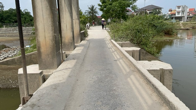 Mặt đường trên tràn Kênh Kịa quá nhỏ khiến người đi lại gặp nhiều khó khăn