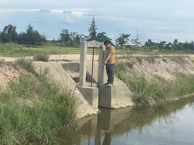 Nước thải chảy ra kênh thủy lợi