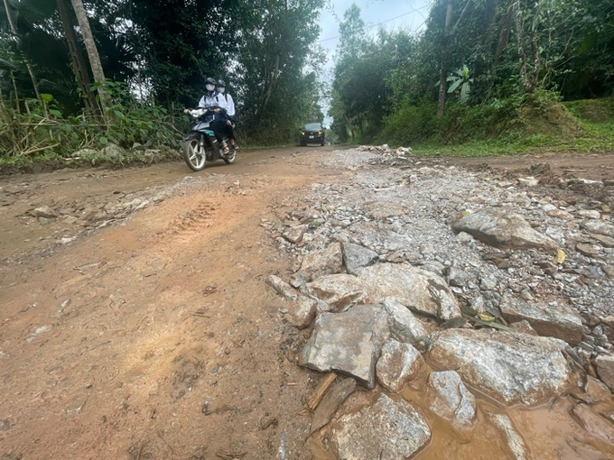 Đoạn đường nói trên dài khoảng 7km xuống cấp nghiêm trọng nhiều năm nay nhưng chưa được sửa chữa.