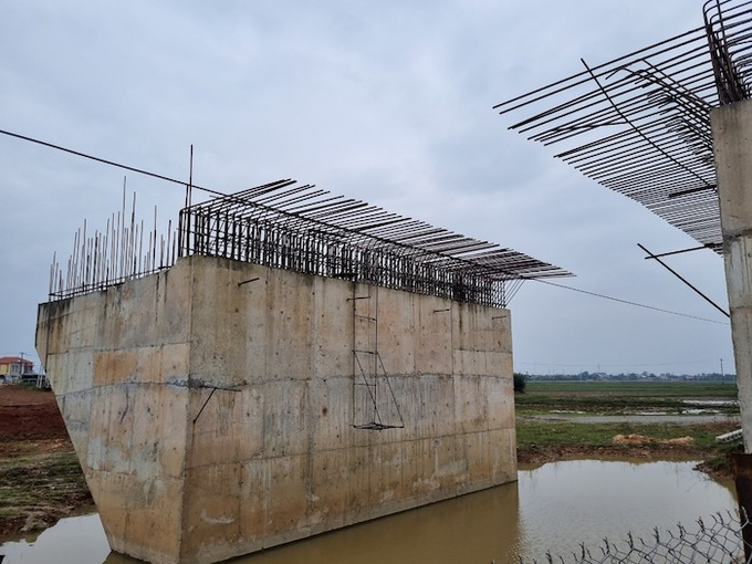 Sắt ở hạng mục cầu trải qua nắng mưa trong thời gian dài đã bắt đầu hoen gỉ.