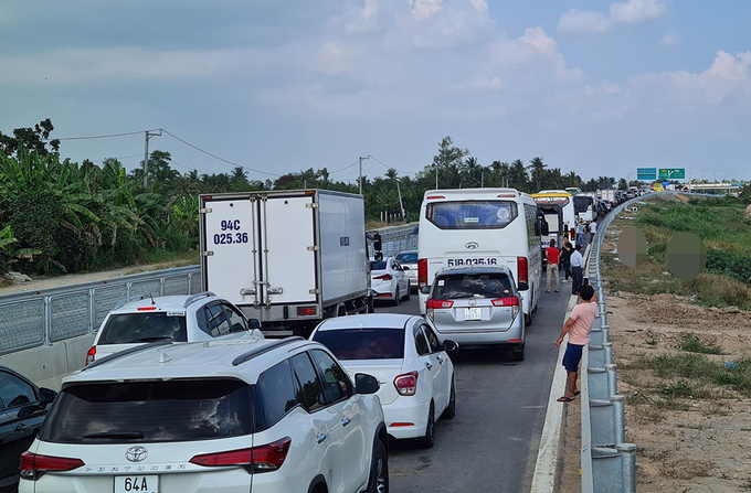 1 vụ tai nạn đã khiếp cao tốc Trung Lương - Mỹ Thuận kẹt xe vài km vào mùng 3 Tết 2023