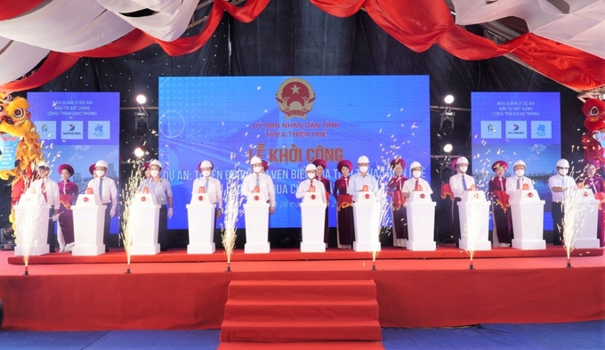 Lãnh đạo tỉnh Thừa Thiên Huế cùng lãnh đạo các bộ, ngành trung ương nhấn nút khởi công Dự án tuyến đường bộ ven biển và cầu qua cửa Thuận An. Ảnh Internet