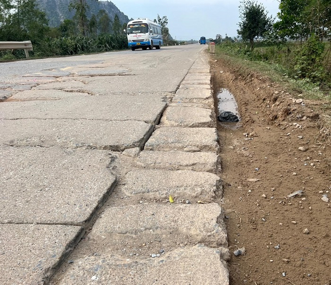 Trao đổi với PV, ông Nguyễn Minh Chiến phó Chủ tịch xã Tiến Hoá (huyện Tuyên Hoá) cho biết: “Tuyến đường hư hỏng xuống cấp từ lâu nên tại đây thường xuyên xảy ra tai nạn, rất may chưa có vụ việc nào nghiêm trọng. Nhiều lần nhận được phản ánh của người dân và địa phương cũng đã có ý kiến lên các cơ quan cấp trên”.