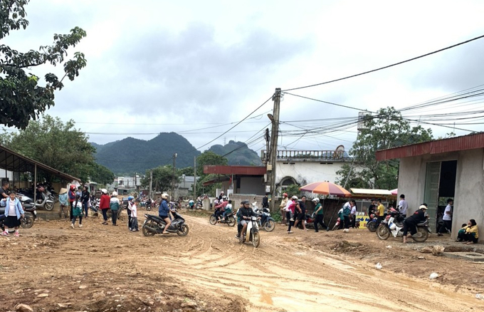 Nhiều học sinh bị ngã do đường trơn trượt khi đến trường trong ngày khai giảng 5/9 vừa qua