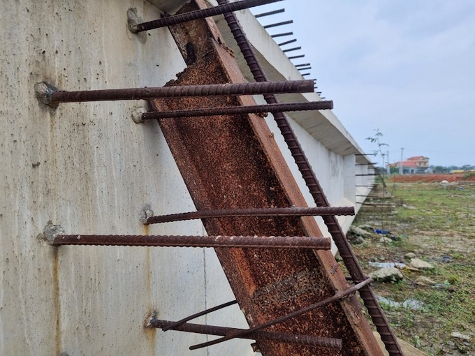 Được biết, dự án thực hiện với thời gian từ năm 2019 – 2020 đã được Chủ đầu tư trình đề nghị điều chỉnh cho kéo dài thời gian thực hiện dự án sang năm 2021 nhưng chưa có kết quả. Trước tình hình thực tế tại dự án, việc điều chỉnh thời gian dự án cũng như điều chuyển vốn thực sự khó khăn. Trong trường hợp dự án không được cấp vốn bổ sung điều chỉnh, dự án sẽ không phát huy được hiệu quả và mục tiêu đề ra. Những khối lượng công việc đã thi công dang dở có nguy cơ hư hỏng rất lớn.