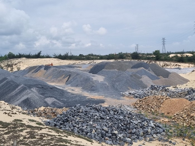 Dù bãi tập kết vật liệu xây dựng hoạt động trái phép trên đất rừng sản xuất trong nhiều năm qua nhưng chính quyền địa phương không xử lý khiến dư luận bất bình.
