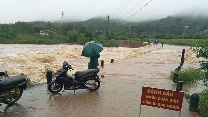 Nhiều tuyến đường ở Hoà Bình bị ngập úng, sạt lở