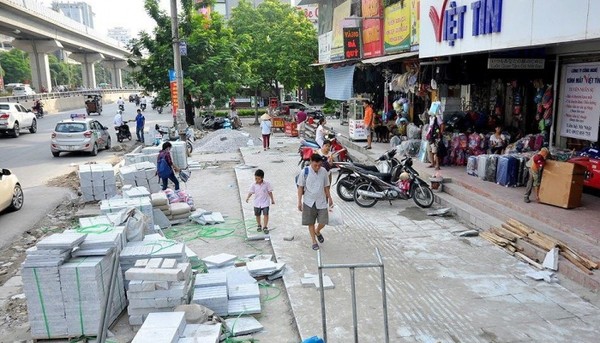 Sở GTVT Hà Nội yêu cầu các đơn vị quản lý đường phải giám sát chặt chẽ các vị trí thi công hoàn trả mặt đường, bảo đảm êm thuận cho các phương tiện tham gia giao thông