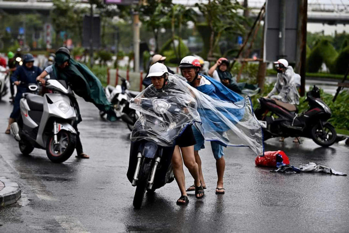 Ông Trần Văn Đanh chia sẻ tôi năm nay đã ngoài 70 tuổi, mới chứng kiến trận bão khủng khiếp xảy ra trên địa bàn TP Hạ Long.