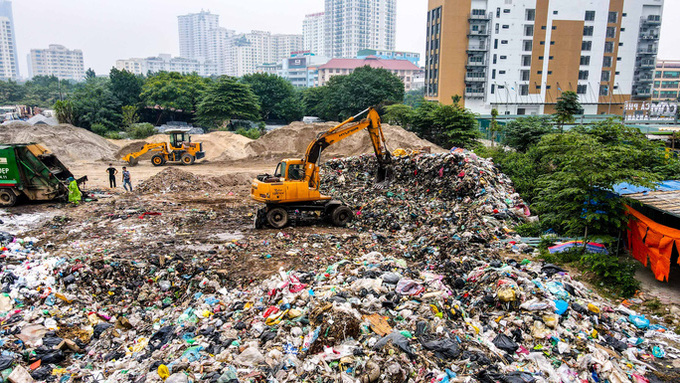 Hà Nội yêu cầu các quận, huyện phải lập đoàn kiểm tra công tác thu gom, vận chuyển rác trước 15/9