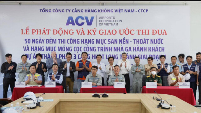 Phát động và ký giao ước thi đua 50 ngày đêm thi công hạng mục san nền - thoát nước và hạng mục móng cọc công trình nhà ga hành khách. Ảnh: Báo Giao Thông.