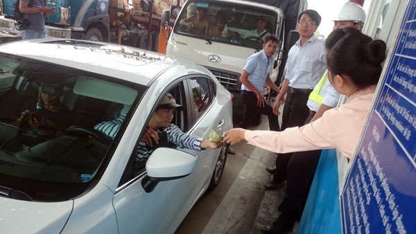 Sử dụng thu phí thủ công một dừng, chủ phương tiện cần phải dừng lại ở trạm thu phí để mua vé giấy và trả tiền mặt.