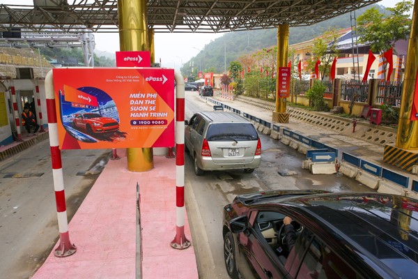 Sử dụng thu phí điện tử không dừng, hệ thống tự động nhận diện xe và thanh toán cho chủ phương tiện.