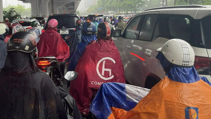 Mưa lớn kéo dài khiến nhiều tuyến phố đang bị ngập cục bộ, giao thông bị ùn tắc kéo dài