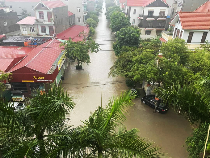 Tại các tuyến đường: Hoàng Văn Thụ, Ngô Gia Tự (điểm gần tháp đồng hồ), chung cư Quang Minh, điểm giao đường Nguyễn Văn Cừ - Nguyễn Thị Lưu… vẫn ngập khoảng 40-50 cm khiến các phương tiện giao thông di chuyển khó khăn; không ít ô tô, xe máy bị chết máy; một số cây xanh bị đổ.