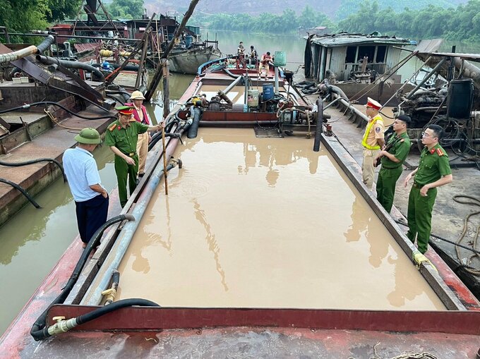 Công an huyện Lục Ngạn Công an tỉnh Bắc Giang phát hiện trên tàu có chứa cát khoảng 80m3, không có hóa đơn và nguồn gốc xuất xử.