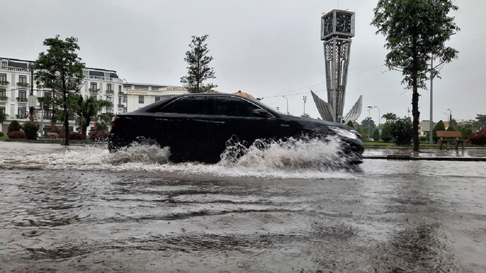 Khu vực tháp đồng hồ trung tâm thành phố Bắc Giang bị ngập nặng, khiến phương tiện di chuyển tại đây gặp nhiều khó khăn.