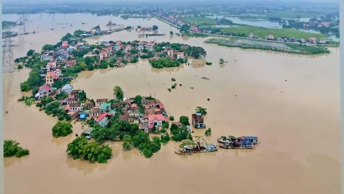 Tại xã Mai Trung, Xuân Giang (huyện Hiệp Hòa, Bắc Giang) có gần 152 hộ dân sinh sống ở ngoài khu vực đê với gần 600 nhân khẩu bị ảnh hưởng do nước sông Cầu dâng cao. Trong đó, có gần 17ha lúa đang vào vụ mùa đều bị ngập úng, nhấn chìm (ảnh CTV).