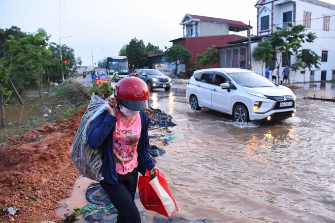 Người dân di chuyển tại đây gặp nhiều khó khăn do mực nước dâng cao đột ngột.
