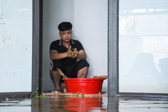 Nhiều hộ gia đình sinh sống tại khu vực cầu Vát đã phải đắp bờ kè ngăn không cho nước chàn vào nhà, nhằm tránh thiệt hại về người và tài sản không đáng có.