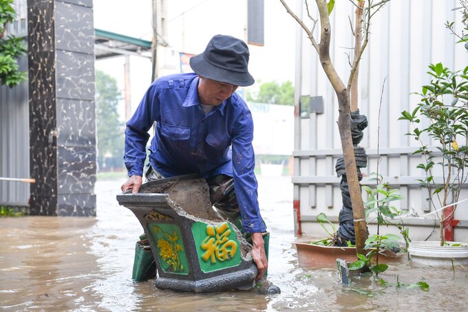 Anh Nguyễn Văn Kỳ xã Hợp Thịnh (Hiệp Hòa, Bắc Giang) cho biết, 3 ngày nay không kể ngày đêm, gia đình anh luôn phải chống trọi với mức nước dâng cao, gây ảnh hưởng nghiêm trọng đến đời sống sinh hoạt và phát triển kinh tế.