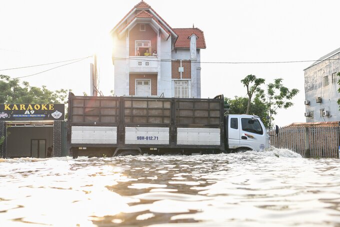 Trước đó, ngày 24/5 do mưa lớn trên địa bàn huyện Hiệp Hòa (Bắc Giang) kết hợp với nước từ đầu nguồn đổ về, khiến mực nước tại sông Cầu dâng cao. Đặc biệt, tại khu vực cổng CCN Hợp Thịnh đến chân cầu Vát độ sâu đo được từ 50-70cm.