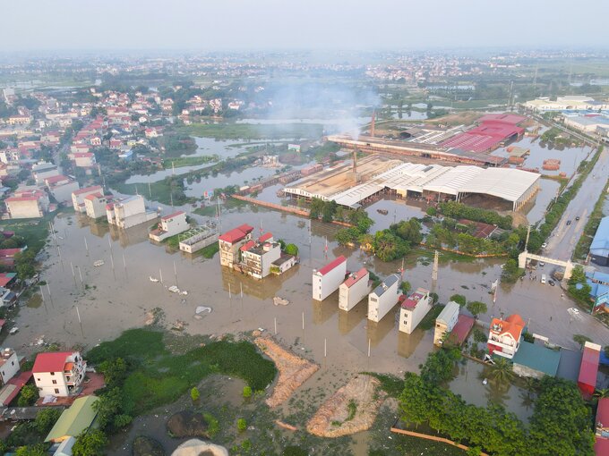 Theo ghi nhận của phóng viên, chiều 26/5 đến thời điểm hiện tại, mực nước ngập tại thôn Đồng Đạo, Đa Hội thuộc xã Hợp Thịnh có đoạn sâu đến 1,2m, gây ảnh hưởng đến diện tích lúa đang kỳ trổ bông.