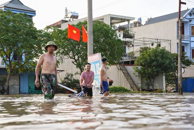 Ông Nguyễn Văn Minh thôn Gò Pháo, xã Hợp Thịnh (Hiệp Hòa, Bắc Giang) cho biết: “Hơn 10 năm trở lại đây tôi mới thấy hiện tượng nước sông Cầu dâng cao khiến hàng chục ngôi nhà bị nhấn chìm trong biển nước, khiến cuộc sống người dân xung quanh khu vực bị đảo lộn, gia đình tôi đã phải đi sơ tán sang nhà người thân để lánh tạm”.