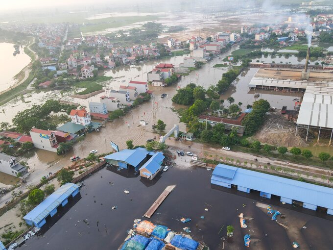 “Về phương án xử lý, UBND huyện đã lên phương án khắc phục khi nước rút. Sau đó, huyện sẽ tổ chức bơm nước tồn động ra ngoài bờ sông để tránh gây thiệt hại về người và tài sản cho bà con sinh sống tại quanh khu vực cầu Vát”- ông Bộ nói.