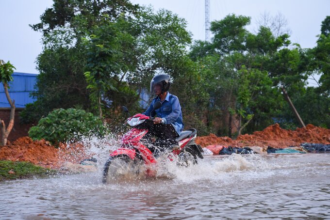 Trao đổi với phóng viên, ông Hoàng Công Bộ - Chủ tịch UBND huyện Hiệp Hòa, tỉnh Bắc Giang cho biết, tình trạng ngập úng trên cục bộ tại Cụm công nghiệp E-Parks Industrial Complex, xã Hợp Thịnh, nguyên nhân chủ yếu là do nước sông Cầu dâng cao đang ở mức báo động đỏ.