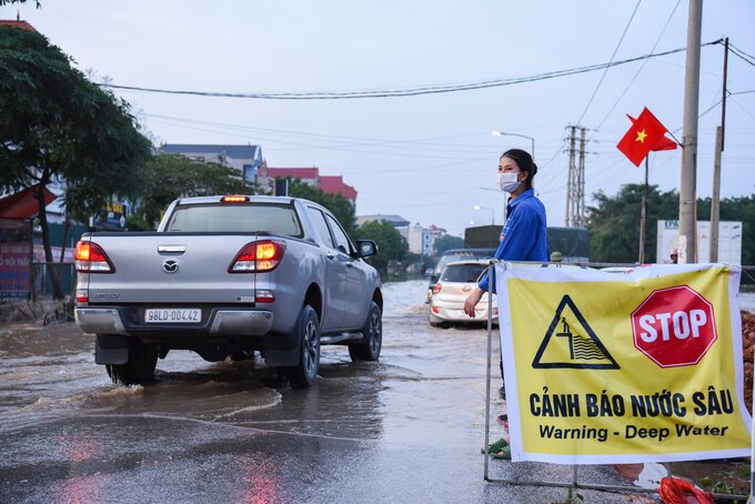 Thanh niên tình nguyện cũng đã có mặt tại khu vực ngập sâu để tuyên truyền vận động bà con hạn chế di chuyển qua khu vực.