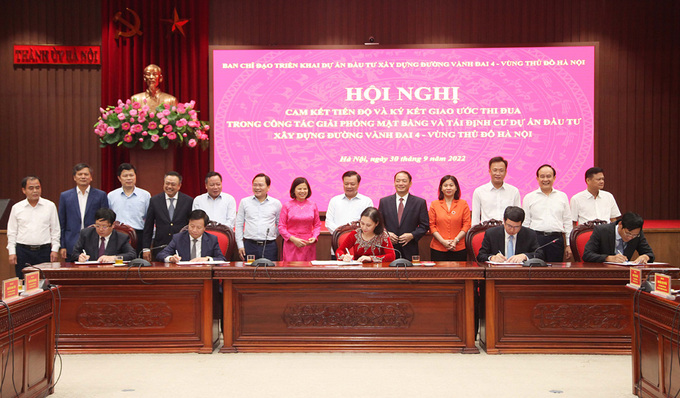 Các quận, huyện, thành phố của 3 địa phương ký kết giao ước thi đua.