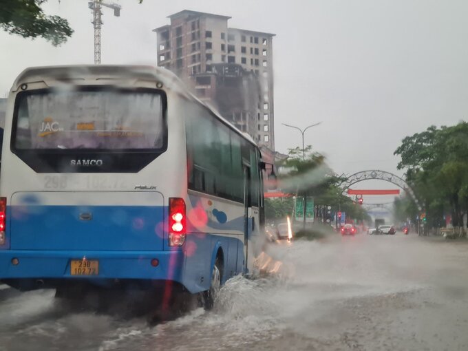 “Về biện pháp lâu dài, không riêng trừ năm nay, bất cứ mùa mưa nào chúng tôi đều nạo vét thường xuyên tại các kênh mương tiếp nhận nước trước mùa khô, gần đến mùa mưa lại phải tiếp tục nạo vét sạch sẽ nhằm khơi thông dòng chảy, tránh tình trạng quá tải tại một số điểm ngập úng cục bộ.