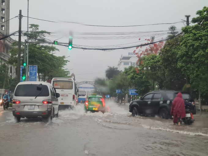 Ông Nguyễn Xuân Quyết- Giám đốc công ty CP thoát nước và xử lý nước thải Bắc Ninh cho biết, bắt đầu từ 22h tối ngày 23/4 đến 8h sáng ngày hôm sau lượng mưa có nơi đo được dưới 150mm. Đối với dự báo mưa lớn còn tiếp tục diễn ra ở nhiều khu vực tại TP Bắc Ninh, hiện tượng ngày 5 năm trở lại đây mới xuất hiện 1 lần.