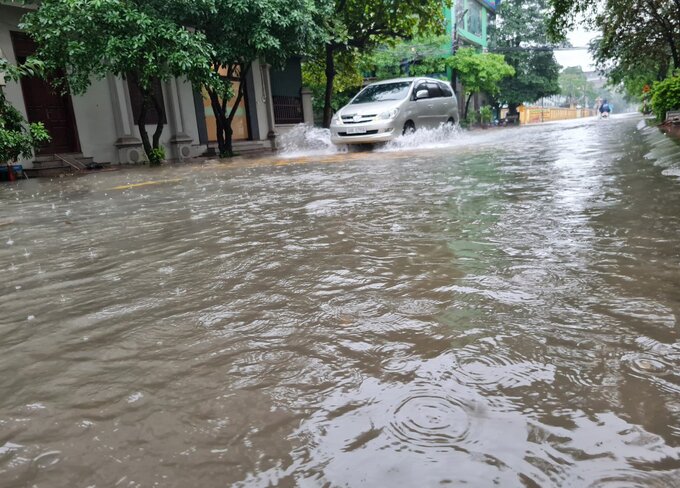 Đặc biệt, đối với trạm bơm, giới xí nghiệp chúng tôi yêu cầu trực 100% quân số để vận hành tại các điểm ngập úng cục bộ, để vớt rác cửa chui và kiểm tra dòng chảy” – ông Nguyễn Xuân Quyết nói
