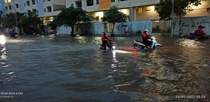 Đến 8h cùng ngày, mưa đã ngớt, tình trạng ngập lụt cũng được cải thiện đáng kể.