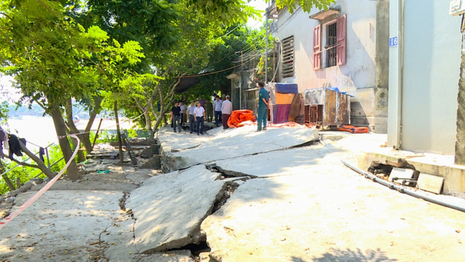 Đọan đê sông Cầu bị nứt lún