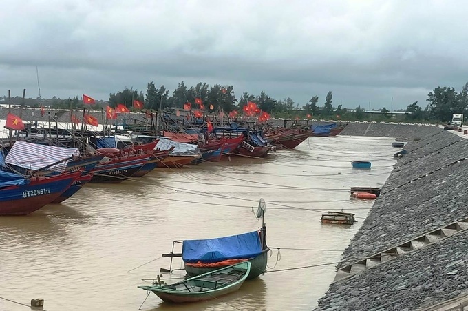 Ngư dân đã chủ động đưa tàu, thuyền vào neo đậu