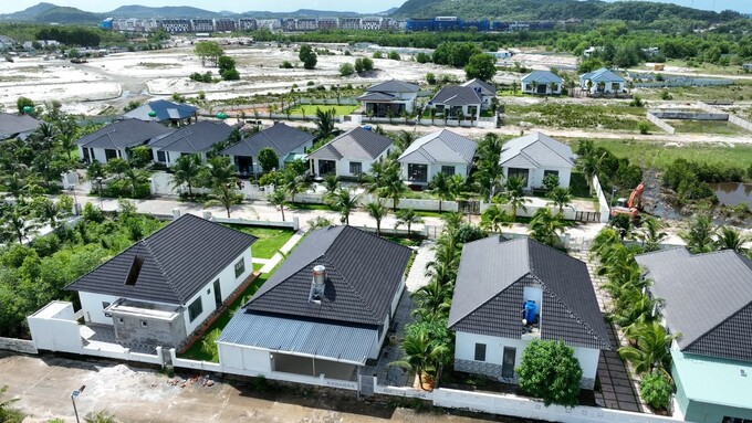 79 căn biệt thự xây dựng trái phép nằm trong khu đất rộng 18,9 ha. Khu đất này trước đây là đất rừng phòng hộ, do UBND xã Dương Tơ quản lý.