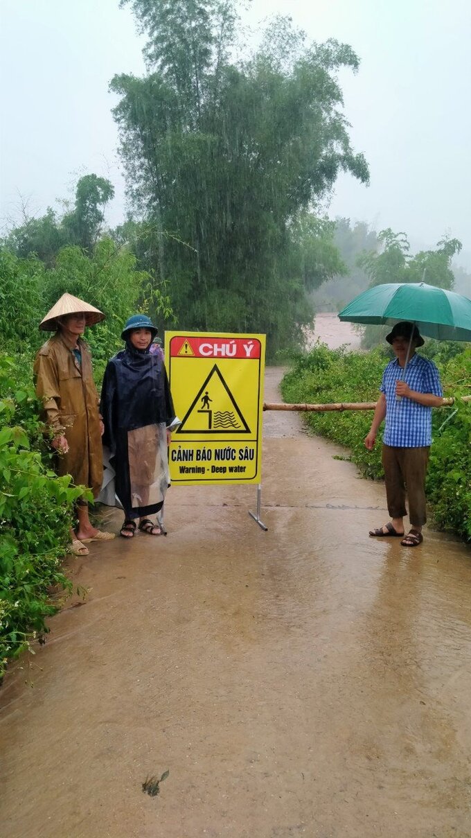 Lực lượng chức năng khuyến cáo không đứng cạnh bờ sông, bờ suối, ngầm tràn, khu vực sạt lở.