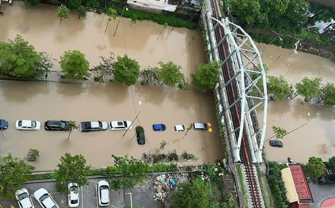 Sáng 24/5, từ đêm và rạng sáng nay, trên địa bàn tỉnh Bắc Ninh có mưa lớn khiến nhiều tuyến phố trung tâm TP Bắc Ninh và các huyện, thành phố lân cận bị ngập sâu. Nhiều điểm lòng đường bị ngập sâu cả mét gây ra tình trạng ách tắc cục bộ.