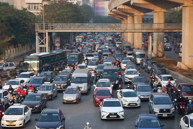 Khung cảnh 'điền vào chỗ trống', xe ô tô và xe máy chen nhau không còn xa lạ