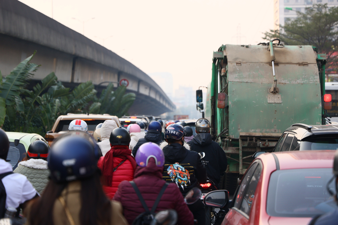 Nhiều phương tiện 'chôn chân' trước ngã tư Phạm Hùng - Nguyễn Hoàng